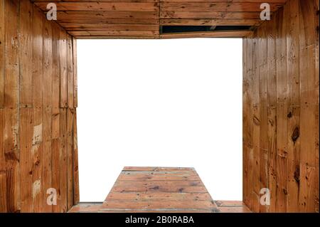 Innenseite der braunen Holzbohlen auf weißem Grund Stockfoto