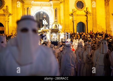 Leonforte, SIZILIEN - 19. APRIL: Christliche Brüder bei der traditionellen Karfreitagsprozession am 19. April 2019 Stockfoto