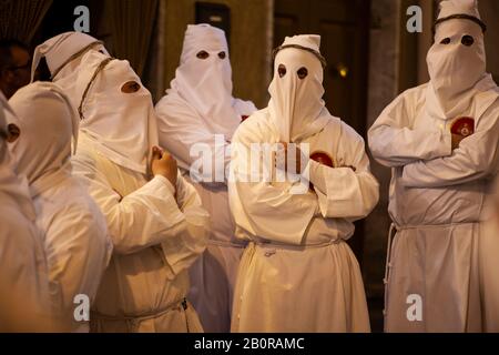 Leonforte, SIZILIEN - 19. APRIL: Christliche Brüder bei der traditionellen Karfreitagsprozession am 19. April 2019 Stockfoto