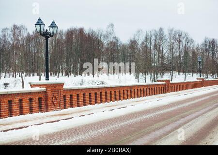 Winterbild von Kuldigas alter Ziegelbrücke über den Fluss Venta, sie wurde im Jahr 1874 erbaut und ist die längste Brücke dieser Art von Straßenbrücke in der Europa Stockfoto