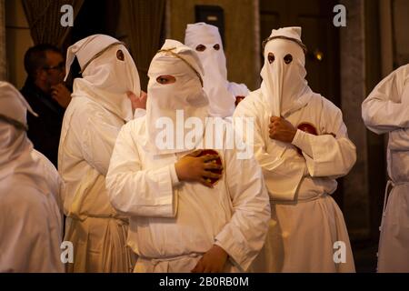 Leonforte, SIZILIEN - 19. APRIL: Christliche Brüder bei der traditionellen Karfreitagsprozession am 19. April 2019 Stockfoto