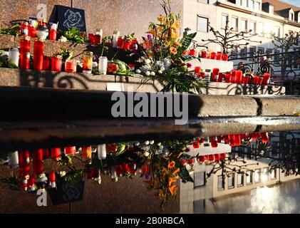 Hanau, Deutschland. Februar 2020. Blumen und Kerzen wurden auf dem Markt platziert. Bei einem angeblich rassistischen Angriff erschoss ein 43-jähriger Deutscher im hessischen Hanau mehrere Menschen und dann sich selbst. Credit: Nicolas Armer / dpa / Alamy Live News Stockfoto