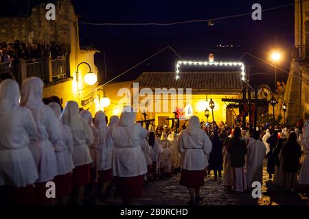 Leonforte, SIZILIEN - 19. APRIL: Christliche Brüder bei der traditionellen Karfreitagsprozession am 19. April 2019 Stockfoto