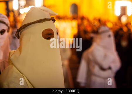 Leonforte, SIZILIEN - 19. APRIL: Christliche Brüder bei der traditionellen Karfreitagsprozession am 19. April 2019 Stockfoto