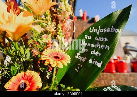 Hanau, Deutschland. Februar 2020. Blumen und Kerzen wurden auf dem Markt platziert. Bei einem angeblich rassistischen Angriff erschoss ein 43-jähriger Deutscher im hessischen Hanau mehrere Menschen und sich selbst. Credit: Nicolas Armer / dpa / Alamy Live News Stockfoto