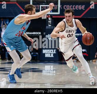 McKeon Pavilion Moraga Calif, USA. Februar 2020. CA U.S.A. St. Mary's Gaels Guard Tanner Krebs (00) fährt während des NCAA Männer Basketballspiels zwischen Loyola Marymount Lions und dem Saint Mary's Gaels 57-51 Sieg im McKeon Pavilion Moraga Calif. Thurman James/CSM/Alamy Live News zum Korb Stockfoto