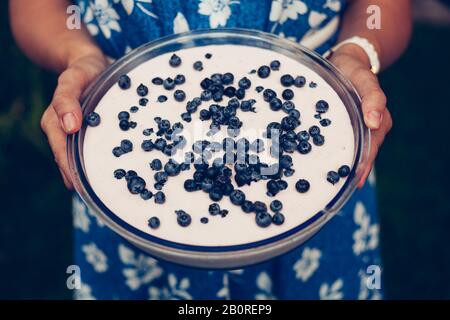 Frau, die mit Blaubeeren hausgemacht hat Stockfoto