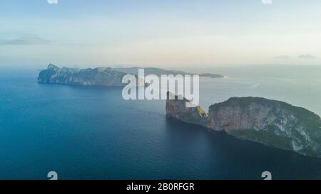 Draufsicht auf die isolierte Felseninsel mit türkisfarbenem Wasser und weißem Strand. Luftbild der Insel Phi-Phi LEH mit Maya Bay und Pileh Lagoon. Krabi prov Stockfoto