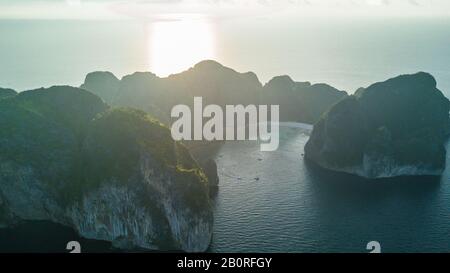 Draufsicht auf die isolierte Felseninsel mit türkisfarbenem Wasser und weißem Strand. Luftbild der Insel Phi-Phi LEH mit Maya Bay und Pileh Lagoon. Krabi prov Stockfoto