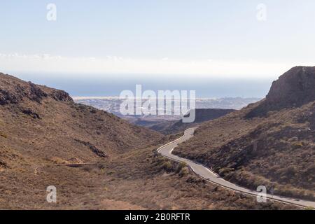 Blick von den Binnenländern nach Playa del Ingles Stockfoto