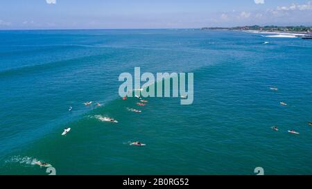 Luftbild des Canggu Strands mit Surfern am Canggu Strand im Westen von Bali Stockfoto