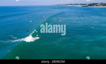 Luftbild des Canggu Strands mit Surfern am Canggu Strand im Westen von Bali Stockfoto