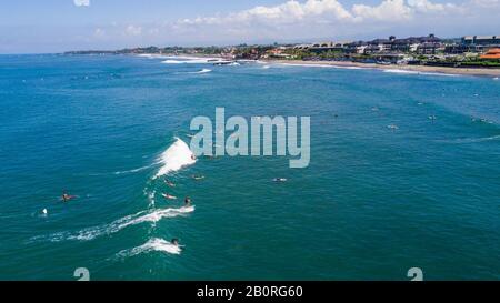 Luftbild des Canggu Strands mit Surfern am Canggu Strand im Westen von Bali Stockfoto