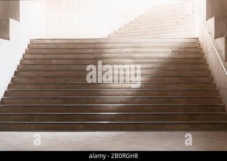 Schöne Marmortreppe, die ins helle Licht führt. Architektonische Details aus der Moschee Hassan II. In Casablanca, Marokko. Weicher Fokus, leuchtender Effekt. Stockfoto