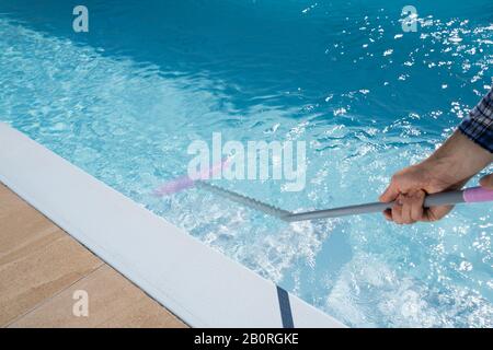 Männlicher Arbeiter Im Gleichmäßigen Reinigungspool Stockfoto