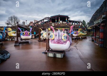 Soltau, Deutschland. Februar 2020. Die Vorbereitungen für die neue Saison sind im Heide Park Resort in vollem Gange. Der Park wird von den Winterresten geräumt und die Achterbahnen werden gewartet, damit er zu Saisonbeginn wieder starten kann. Für alle Adrenalinunkies warten Colossos, Kraken und Co. Kredit: Nico Schimmelpfennig / dpa-Zentralbild / ZB / dpa / Alamy Live News Stockfoto