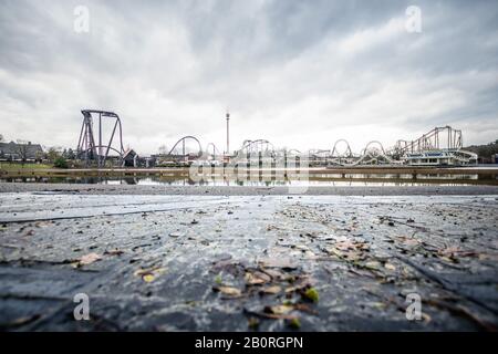 Soltau, Deutschland. Februar 2020. Die Vorbereitungen für die neue Saison sind im Heide Park Resort in vollem Gange. Der Park wird von den Winterresten geräumt und die Achterbahnen werden gewartet, damit er zu Saisonbeginn wieder starten kann. Für alle Adrenalinunkies warten Colossos, Kraken und Co. Kredit: Nico Schimmelpfennig / dpa-Zentralbild / ZB / dpa / Alamy Live News Stockfoto