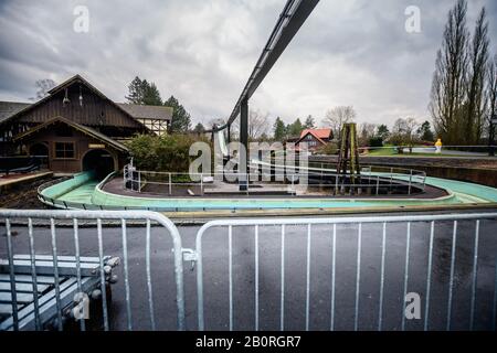 Soltau, Deutschland. Februar 2020. Die Vorbereitungen für die neue Saison sind im Heide Park Resort in vollem Gange. Der Park wird von den Winterresten geräumt und die Achterbahnen werden gewartet, damit er zu Saisonbeginn wieder starten kann. Für alle Adrenalinunkies warten Colossos, Kraken und Co. Kredit: Nico Schimmelpfennig / dpa-Zentralbild / ZB / dpa / Alamy Live News Stockfoto