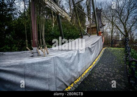 Soltau, Deutschland. Februar 2020. Die Vorbereitungen für die neue Saison sind im Heide Park Resort in vollem Gange. Der Park wird von den Winterresten geräumt und die Achterbahnen werden gewartet, damit er zu Saisonbeginn wieder starten kann. Für alle Adrenalinunkies warten Colossos, Kraken und Co. Kredit: Nico Schimmelpfennig / dpa-Zentralbild / ZB / dpa / Alamy Live News Stockfoto