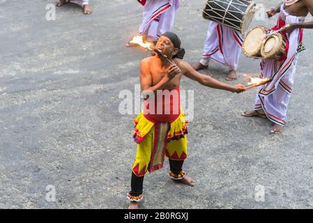 Matale, Sri Lanka: 18.03.2019: Feuerfresser unterhält Touristen mit einer Anzeige von Trommeln und Feueressen. Stockfoto