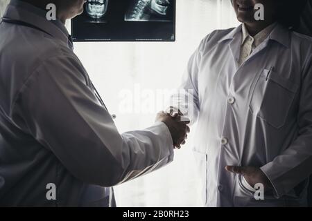 Nahaufnahme des Arztes, der seinem Partner einen Handschlag gab, erfolgreich. Stockfoto