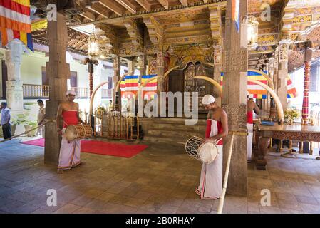 Kandy, Sri Lanka: 19.03.2019: Sri Dalada Maligawa buddhistischer Schrein. Musiker-Schlagzeuger im traditionellen Kostüm. Stockfoto