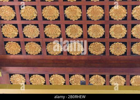 Kandy, Sri Lanka: 19.03.2019: Sri Dalada Maligawa buddhistisches Schreinzahnrelikt von Budda. Deckendetails Stockfoto