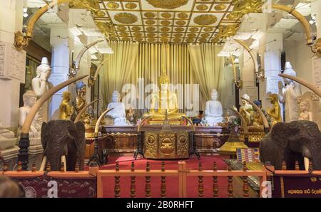 Kandy, Sri Lanka: 19.03.2019: Sri Dalada Maligawa buddhistischer Schrein mit verängstigtem Zahnrelikt von Budda. Stockfoto