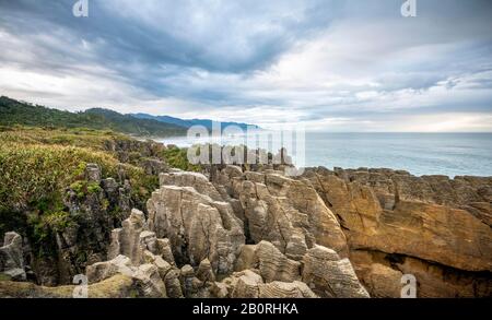 Küstenlandschaft aus Sandsteinfelsen, Pancake Rocks, Paparoa National Park, Punakaiki, Westküste, Südinsel, Neuseeland Stockfoto