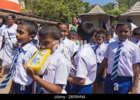 Kandy, Sri Lanka: 19.03.2019: Sri Dalada Maligawa buddhistischer Schrein. Schulkinder besuchen. Stockfoto