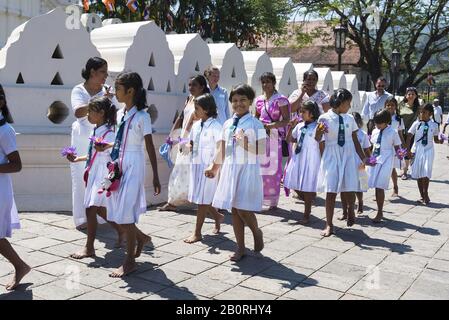 Kandy, Sri Lanka: 19.03.2019: Sri Dalada Maligawa buddhistischer Schrein. Schulkinder besuchen. Stockfoto