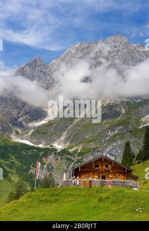 Alpenhütte mit Blick auf Hochkoenig, Mühlbach am Hochkoenig, Pongau, Land Salzburg, Österreich Stockfoto