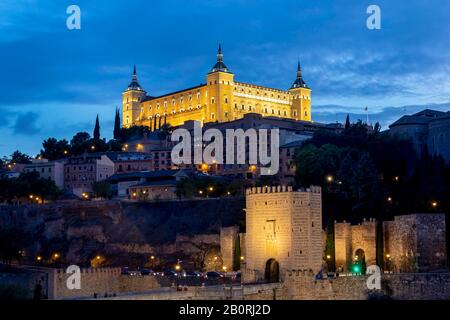 Brückentor, Alcantara-Brücke, Puente del Alcantara, über den Fluss Tajo, mit Alcazar de Toledo, Nachtblick, Toledo, Castilla-La Mancha, Spanien Stockfoto