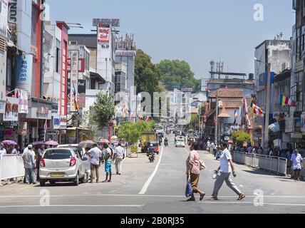 Kandy, Sri Lanka: 19.03.2019: Stadtzentrum mit geschäftigen Straßenszenen mit Einheimischen, die die Straße überqueren. Stockfoto