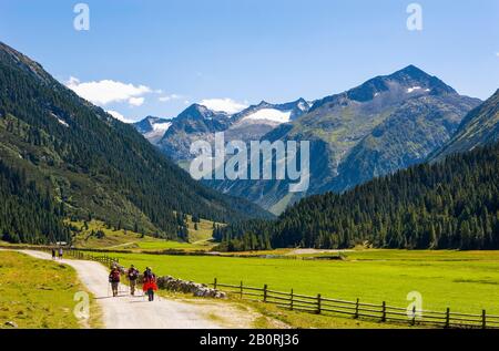 Wanderer im Krimmler Ache Valley, Krimmler Tauern Lodge, Krimmler Ache, Krimml, Pinzgau, Land Salzburg, Österreich Stockfoto