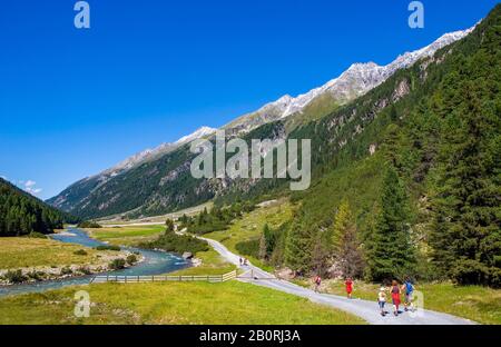 Wanderer im Krimmler Ache Valley, Krimmler Tauern Lodge, Krimmler Ache, Krimml, Pinzgau, Land Salzburg, Österreich Stockfoto