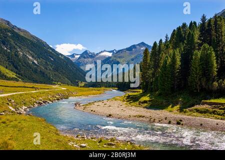 Wanderer im Krimmler Ache Valley, Krimmler Tauern Lodge, Krimmler Ache, Krimml, Pinzgau, Land Salzburg, Österreich Stockfoto