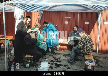 Rosh Hashanah, Jüdisches Neujahr, improvisierter Friseursalon für Pilger, Uman, Ukraine Stockfoto