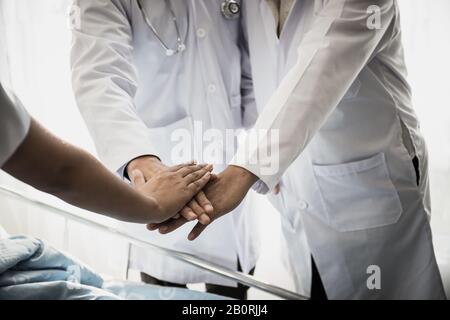 Schließen Sie die Teamärzte zusammen, bevor Sie mit der Pflicht erfolgreich sind. Stockfoto