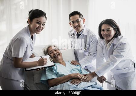 Treffen des medizinischen Teams Mit dem leitenden Patienten Im Krankenhauszimmer Stockfoto