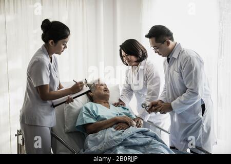 Treffen des medizinischen Teams Mit dem leitenden Patienten Im Krankenhauszimmer Stockfoto