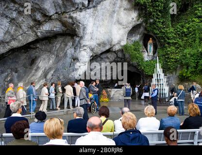 Ort der Erscheinung der Jungfrau Maria, Pilger in der Grotte Massabielle, Lourdes, Abteilung Hautes Pyrenäen, Frankreich Stockfoto