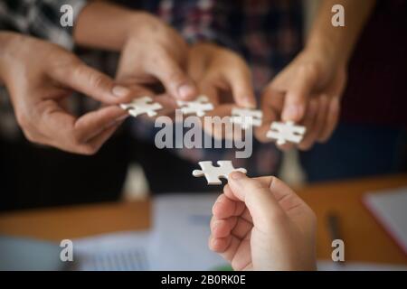 Hand halten Puzzles, Business Partnership Konzept. Stockfoto