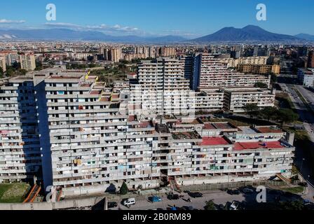 Blick auf die Sails im Viertel Scampia am Stadtrand von Neapel. Der nordeapolitanische Vorort Scampia ist bekannt für seine Drogenkriege, Clankämpfe zwischen rivalisierenden Mafiagfraktionen (Camorra) und war im Film Gomorrah zu sehen. Im Hintergrund der Vulkan Vesuv. 21/02/2020, Neapel, Italien Stockfoto