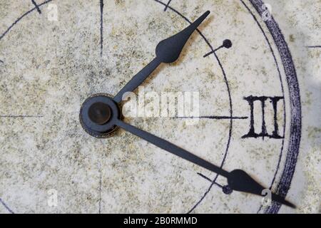 Scanzeitkonzept mit einem Ziffernblatt einer alten Uhr Stockfoto