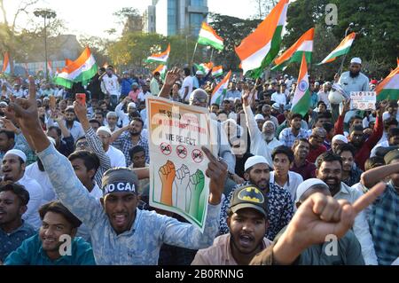 Bangalore, Indien. Februar 2020. Inder winken Nationalflaggen, während sie an einem Protest gegen ein neues Staatsbürgerschaftsgesetz in Bangalore, Indien, 20. Februar 2020 teilnehmen. Massive Proteste gegen das neue Staatsbürgerschaftsgesetz seit dem 11. Dezember letzten Jahres finden in mehreren Staaten Indiens und innerhalb der Universitäten statt. Kredit: Str/Xinhua/Alamy Live News Stockfoto