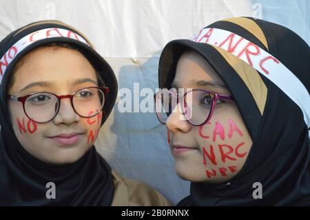 Bangalore, Indien. Februar 2020. Die Inder beteiligen sich an einem Protest gegen ein neues Bürgerschaftsgesetz in Bangalore, Indien, 20. Februar 2020. Massive Proteste gegen das neue Staatsbürgerschaftsgesetz seit dem 11. Dezember letzten Jahres finden in mehreren Staaten Indiens und innerhalb der Universitäten statt. Kredit: Str/Xinhua/Alamy Live News Stockfoto