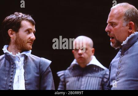 Anton Lesser (Hamlet), Ian McNeice (Osric), John Shrapnel (Claudius) in HAMLET von Shakespeare im Donmar Warehouse, London 1982 Design: Kandis Cook Lighting: Brian Harris Director: Jonathan Miller Stockfoto