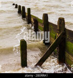 Square Image of Groyne in Westcliff-on-Sea als Ankommende Tide Runden Gegen sie an einem kalten und Trabenden Februar Morgen Stockfoto