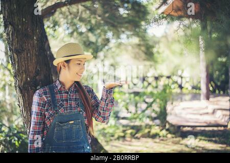 Bauernfrau, die bei der Landwirtschaft steht Stockfoto